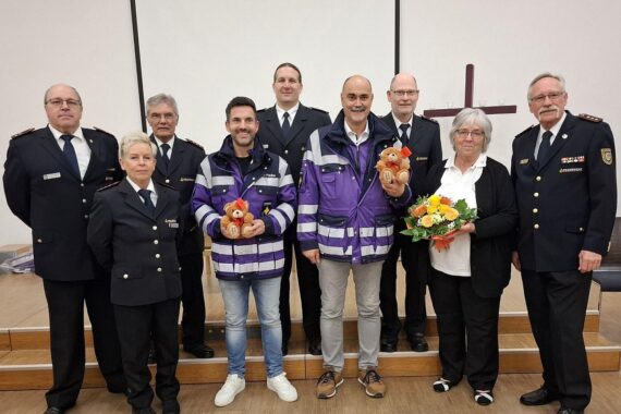Übergabe von Teddybären an die Notfallseelsorge durch den Kreisfeuerwehrverband Karlsruhe.