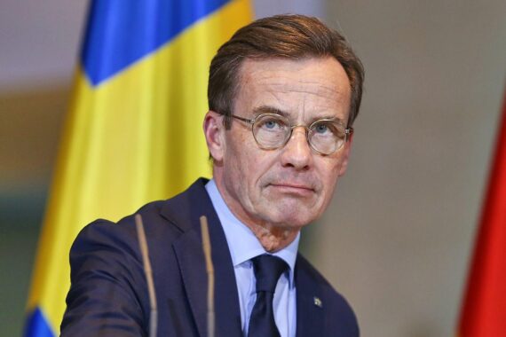 Ulf Kristersson spricht über den Ukrainekrieg und fordert entschlossene Maßnahmen gegen Russland.