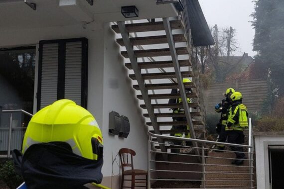 Feuerwehr im Einsatz bei Küchenbrand, Rauchentwicklung und Rettung zweier Bewohnerinnen.