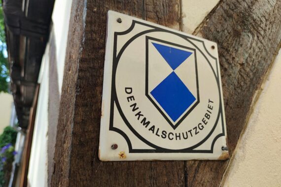 Bild zeigt historische Gebäude, Symbol für Denkmalpflege und staatliche Fördermittel in Baden-Württemberg.