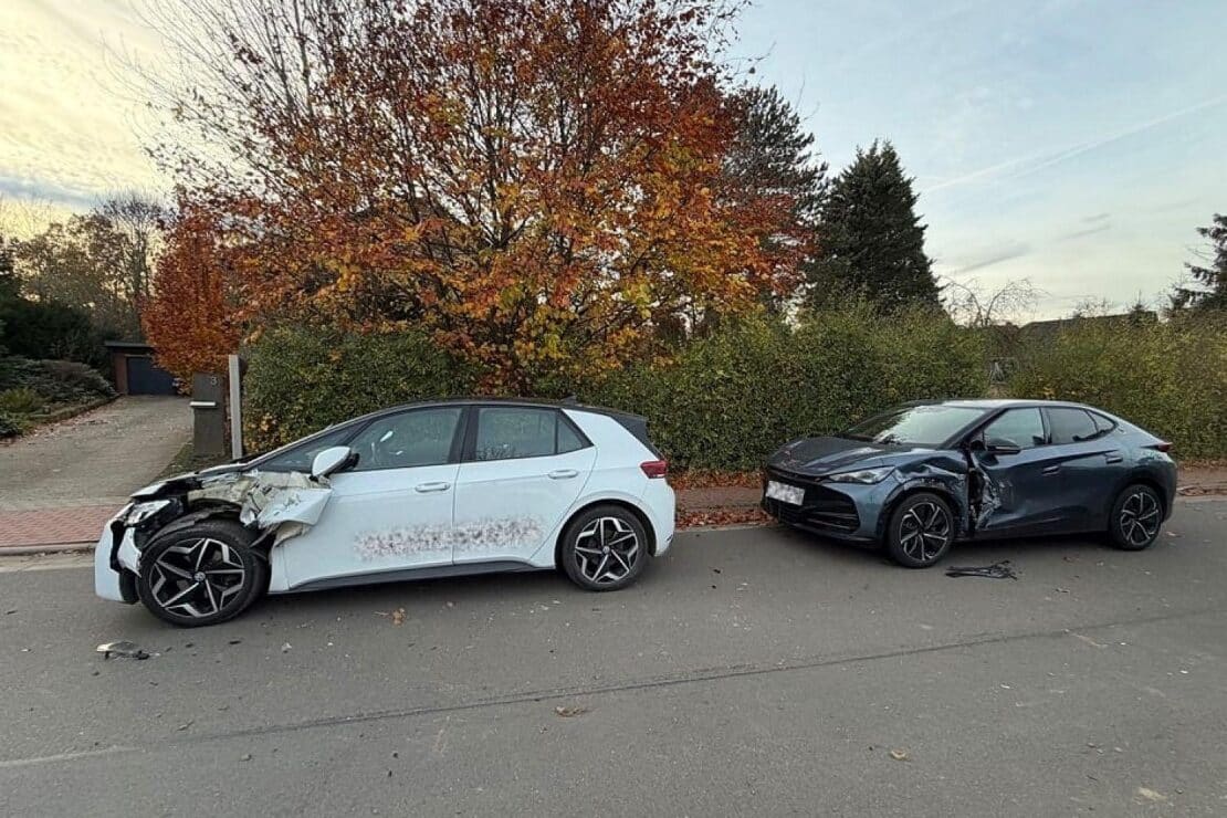 Landmaschine beschädigt in Lauenau zwei parkende Autos