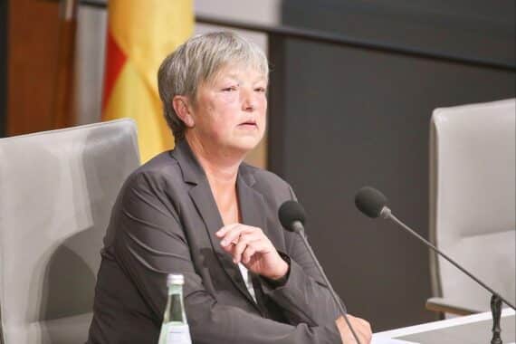 Hanna Naber bei abgesagter Veranstaltung, umgeben von historischen Büchern und Bibliotheksatmosphäre.