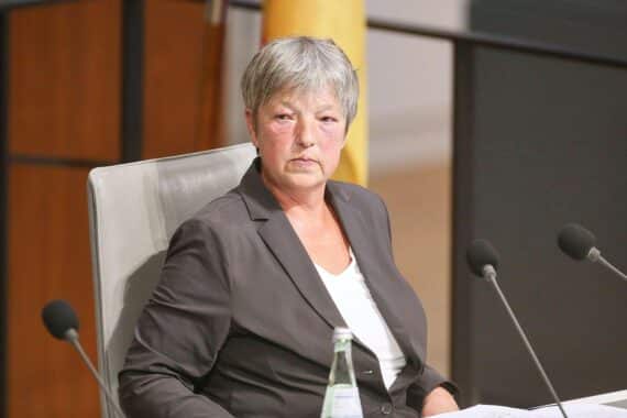 Hanna Naber betont Notwendigkeit der Bekämpfung von Gewalt gegen Frauen, Orange Day symbolisiert Awareness.