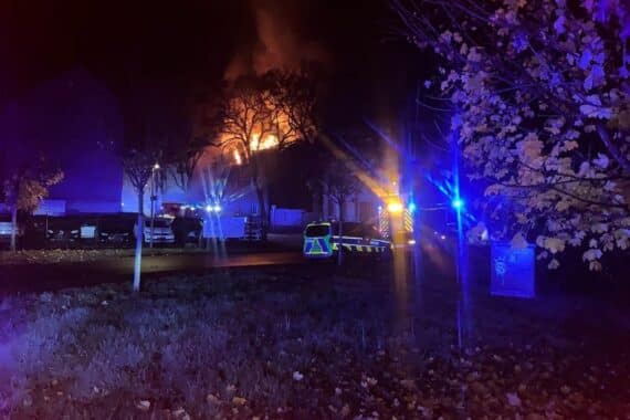 Vollbrand eines leerstehenden Gebäudes, Feuerwehr im Einsatz mit Drehleitern und Löschmonitoren.