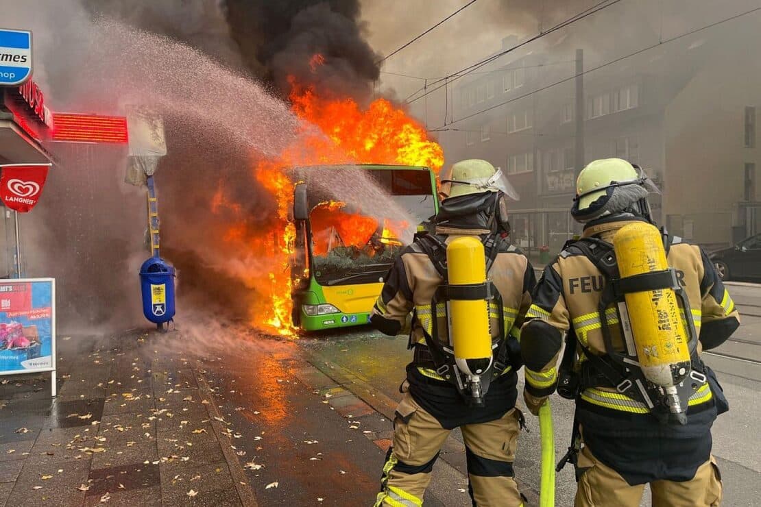 Linienbus in Essen-Bedingrade komplett ausgebrannt