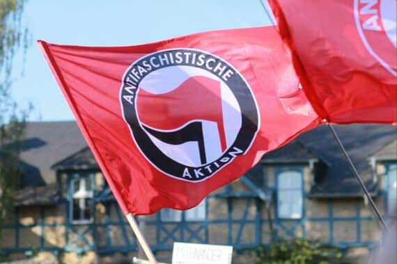 Antifa-Fahne symbolisiert Widerstand gegen Neonazi-Gruppen und Förderung von Aufklärung über rechte Strukturen.