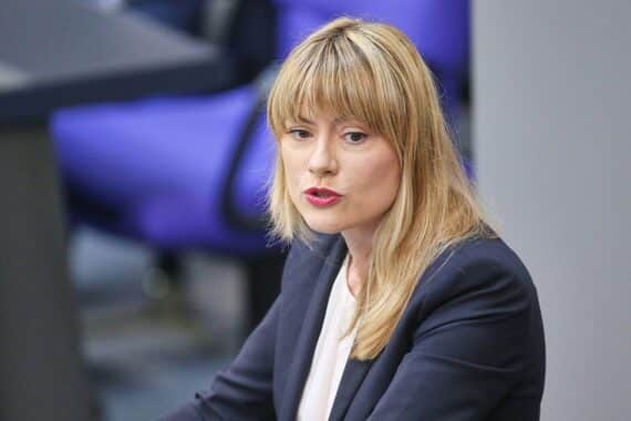 Clara Bünger diskutiert Antisemitismus in verschiedenen gesellschaftlichen Milieus und politischen Spektren.