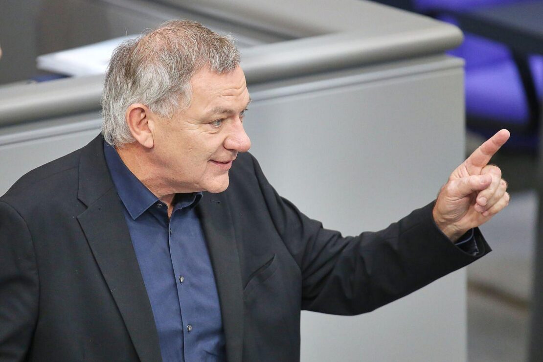 Linken-Chef van Aken hält Predigt in Hamburger Kirche