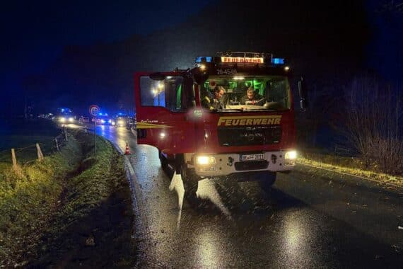Verunfalltes Löschfahrzeug der Feuerwehr auf der Segeberger Straße mit Rettungskräften im Einsatz.