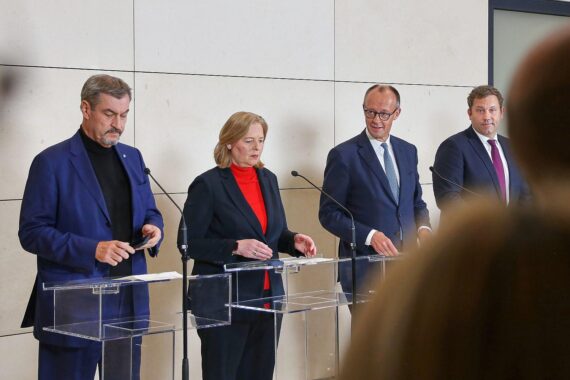 Pressekonferenz mit Politikern zur Entlastung der deutschen Luftverkehrswirtschaft und Steuererleichterungen.
