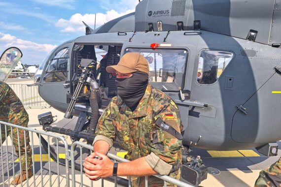 Bundeswehr-Soldat der Luftwaffe, Heranführungen an moderne Waffensysteme und Luftverteidigungsstrategien.