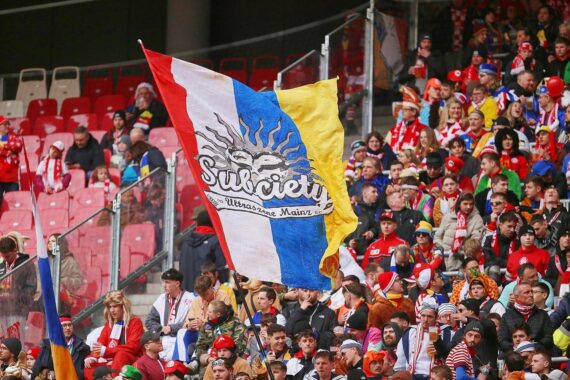 Fans des 1. FSV Mainz 05 feiern und unterstützen ihr Team in der MEWA ARENA.