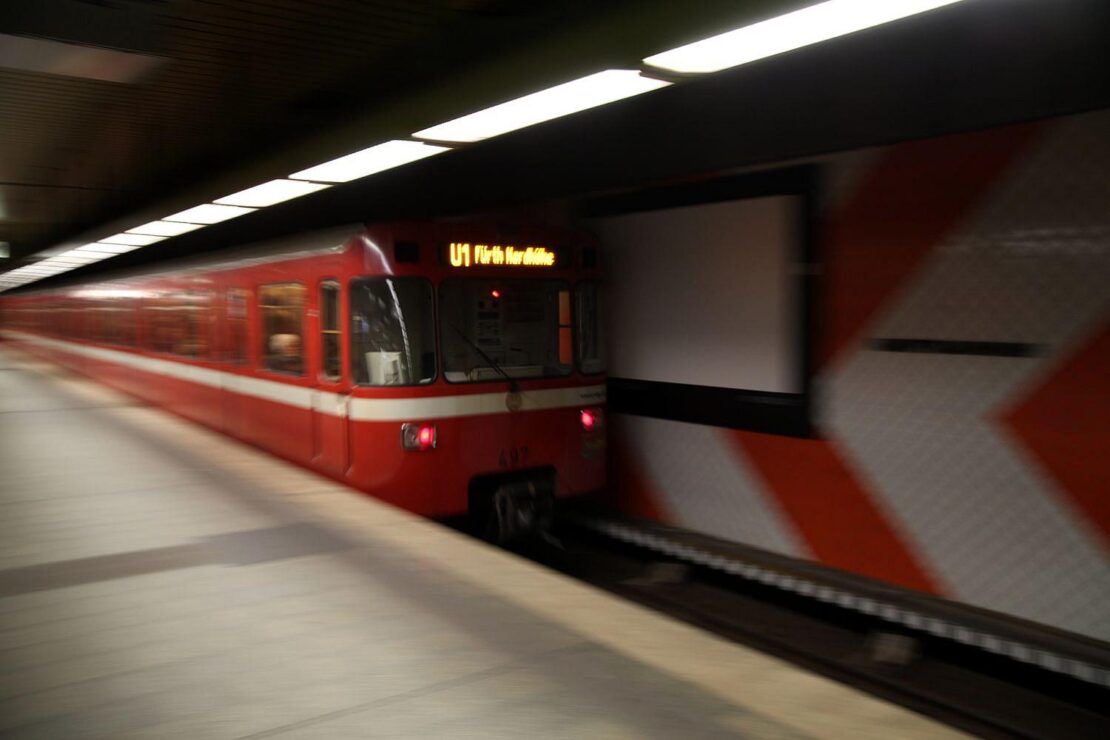 Mann an U-Bahn-Gleisen in Nürnberg schwer verletzt