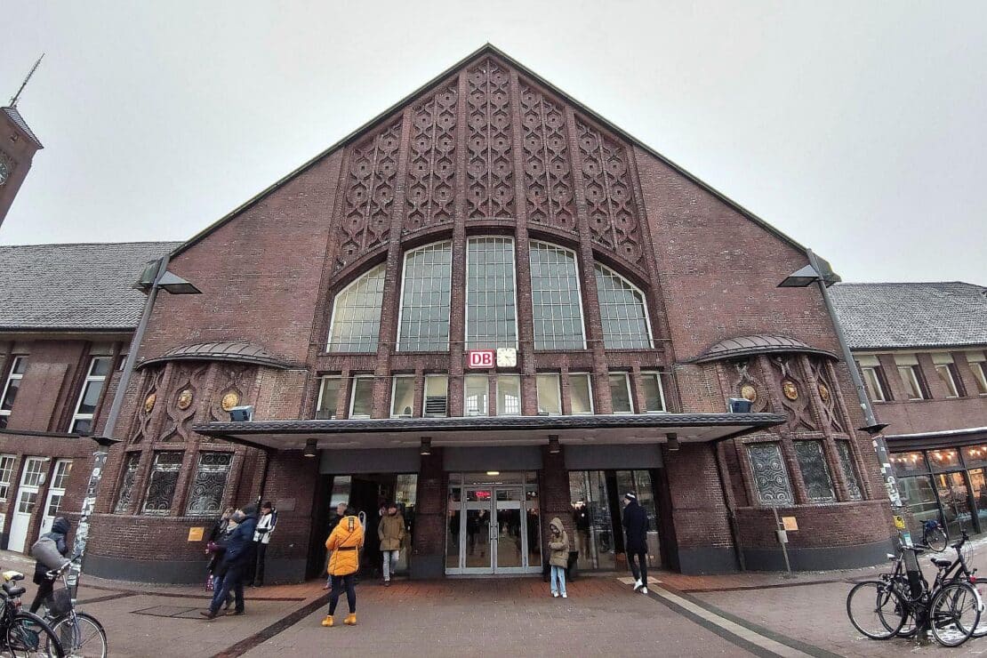 Mann mit Messer hantiert im Hauptbahnhof Oldenburg
