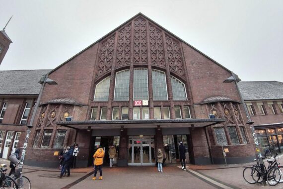 Oldenburg Hauptbahnhof: Polizeieinsatz wegen Messerangriff im Zug, Mann festgenommen und verletzt.