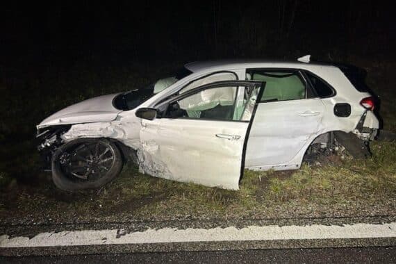 Alkoholisierter Fahrer verursacht Unfall auf Autobahn, erheblicher Sachschaden, Polizei ermittelt.