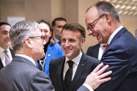 Merz, Macron und Starmer bei Abendessen: Gespräche über Ukraine, Nahost, europäische Zusammenarbeit.