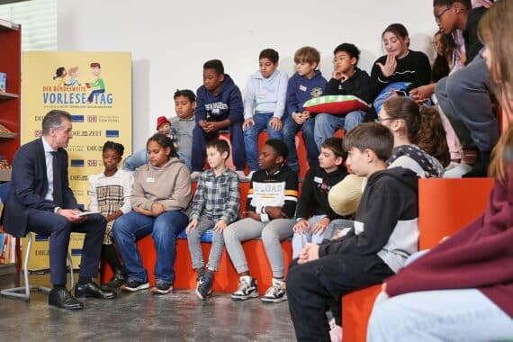 Thorsten Frei liest Kindern vor, während Friedrich Merz wichtige Gespräche zur Ukraine führt.