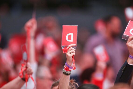 Abstimmung auf SPD-Parteitag, Fokus auf Rentenreform und Koalitionsverhandlungen, Matthias Miersch im Mittelpunkt.