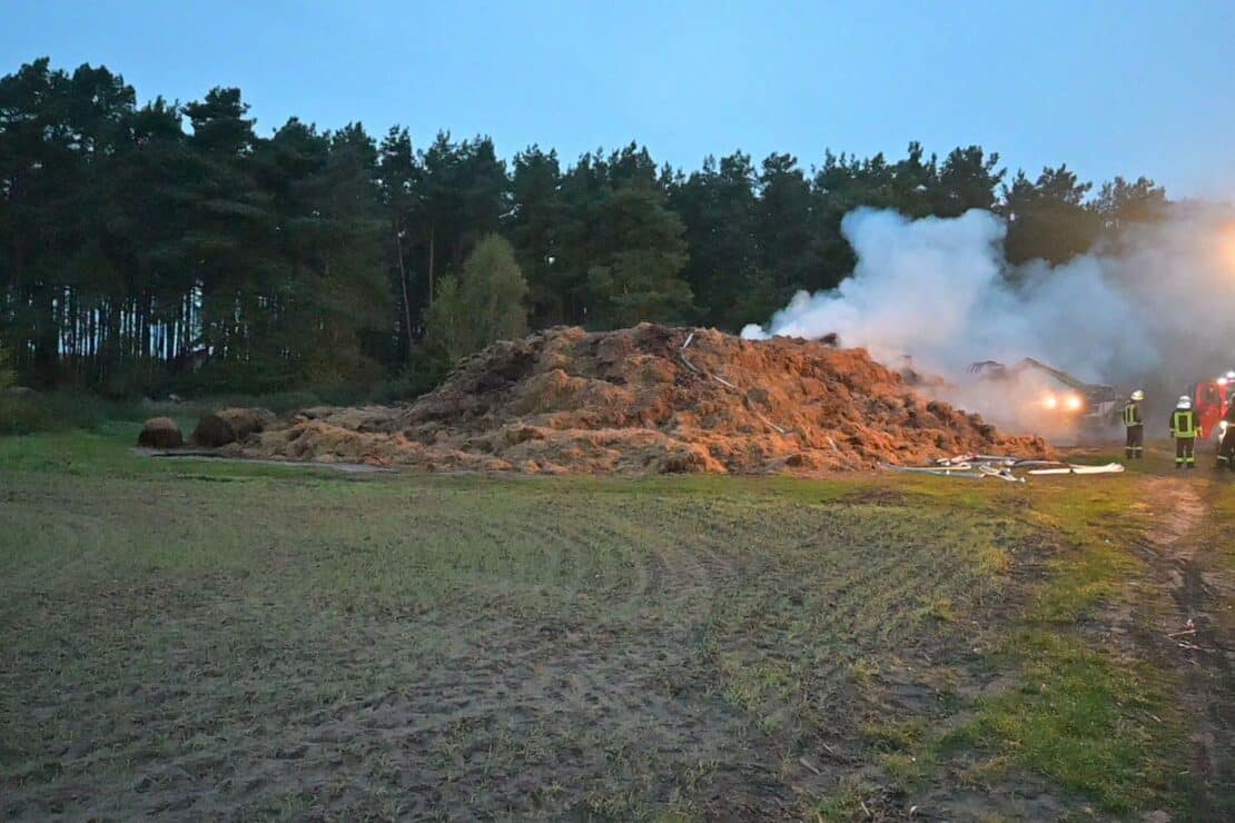 Misthaufenbrand bei Kalbe verursacht Großeinsatz der Feuerwehr