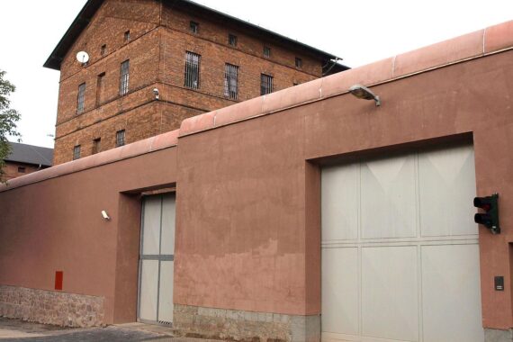 Gerichtsgebäude mit Sicherheitskräften, Symbol für Justiz und die Schwere von Verbrechen.