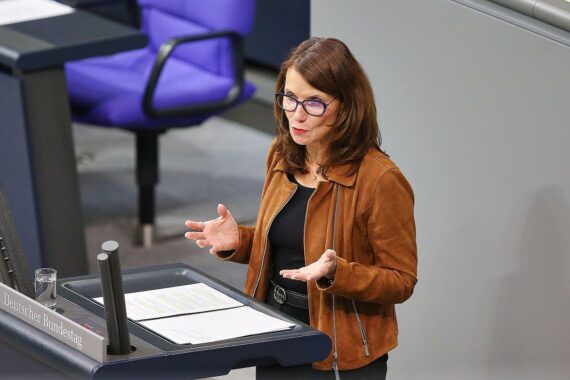 Rita Schwarzelühr-Sutter kündigt Verbot von Einweg-E-Zigaretten wegen Umwelt- und Gesundheitsgefahr an.