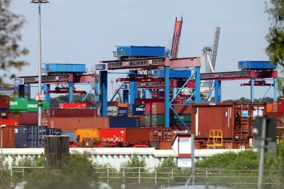 Container auf dem Hafen, symbolisieren Außenhandel und Wirtschaftswachstum in Nordrhein-Westfalen.