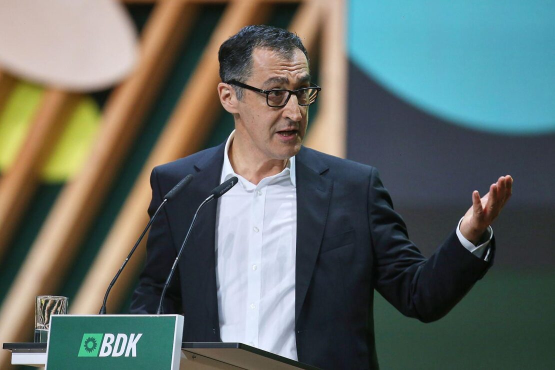 Özdemir wirbt für Dialog mit Autobranche