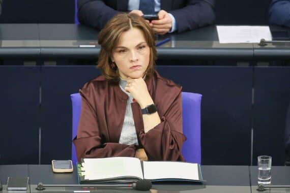 Elisabeth Kaiser diskutiert Eigentumsungleichheit zwischen Ost- und Westdeutschland, fordert Reformen.