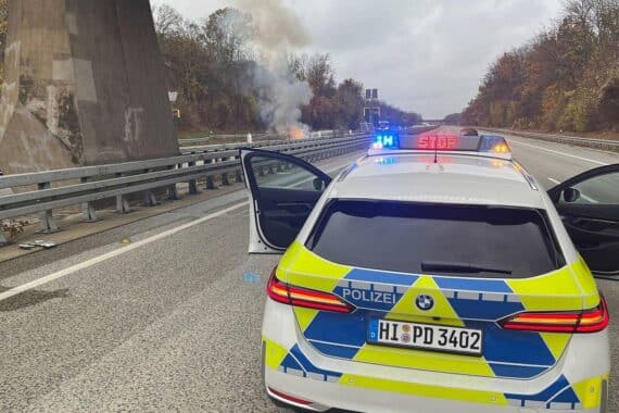 PKW-Brand auf Autobahn, Verkehrsstau, Rettungskräfte im Einsatz, leicht verletzter Fahrer.