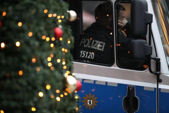 Mobile Videoüberwachung auf Christkindlesmarkt, Polizei und Sicherheitskräfte sorgen für Sicherheit und Präsenz.
