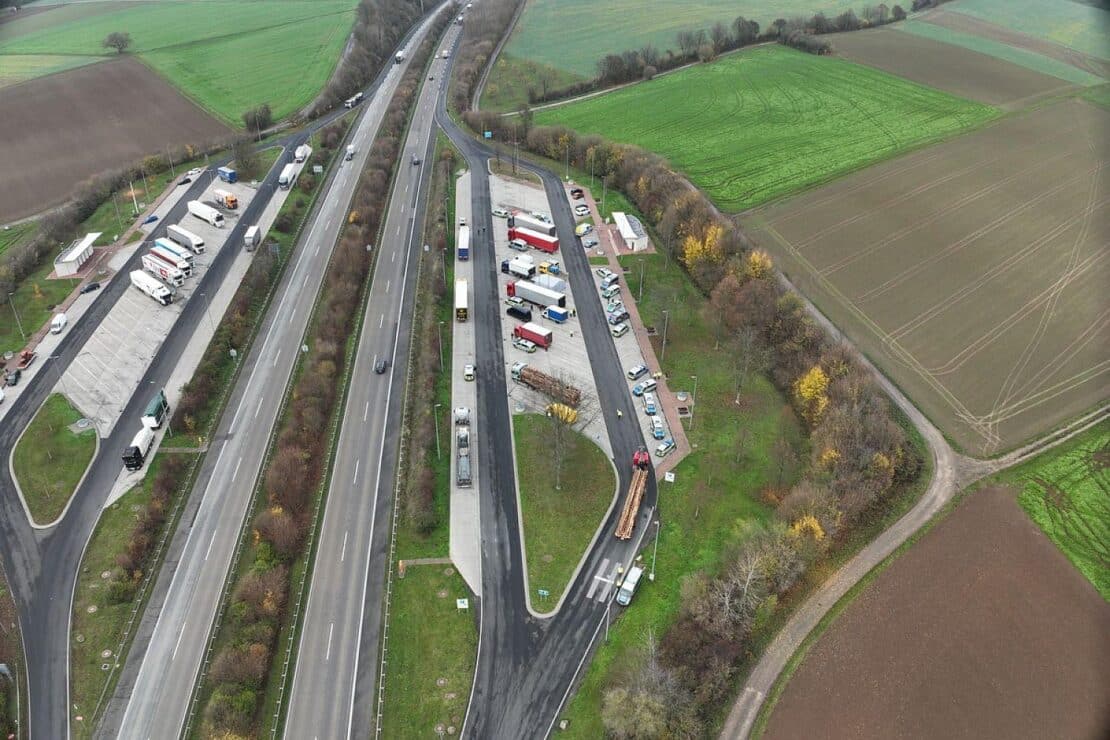 Polizei kontrolliert 65 Lkw auf A45 bei Hanau