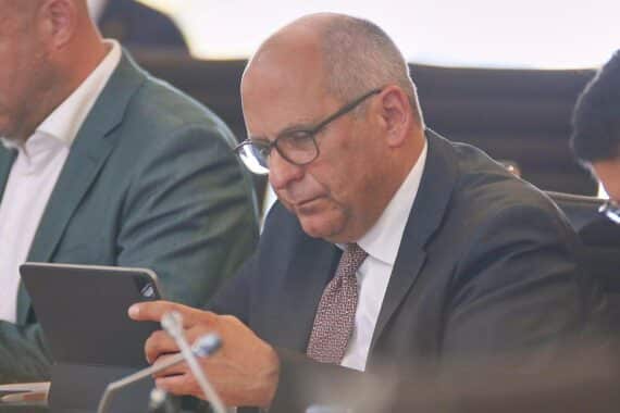 Roman Poseck dankt Polizisten nach gewaltsamen Protesten bei AfD-Veranstaltung in Gießen.