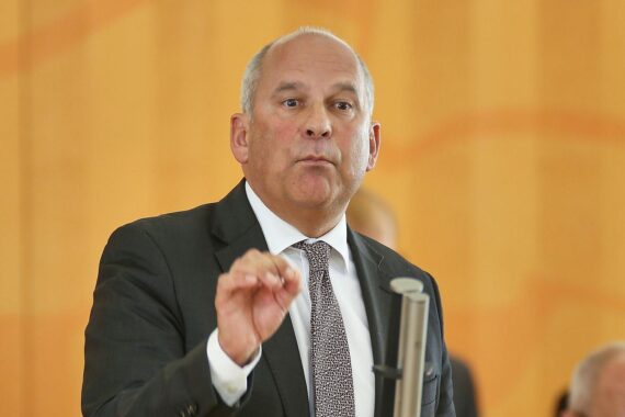 Roman Poseck bei einer Pressekonferenz zur Sicherheit der AfD-Jugendveranstaltung in Gießen.