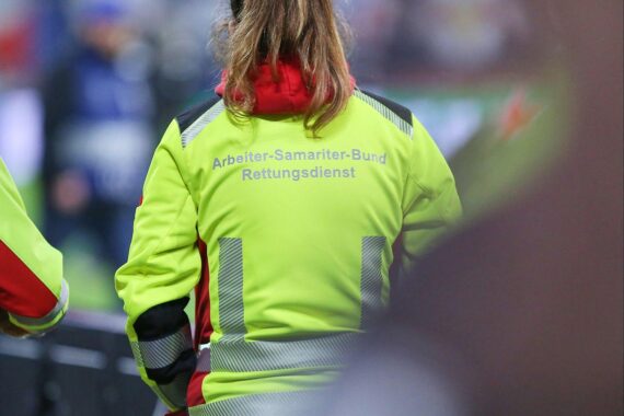 Sanitäterin hilft, symbolisiert wichtige Rolle des Zivildienstes und Freiwilligendienste in der Gesellschaft.