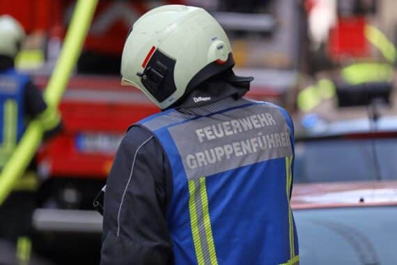 Feuerwehr im Einsatz, Rauchentwicklung, eingeschränkte Sicht, Warnungen für Anwohner, geschlossene Fenster.