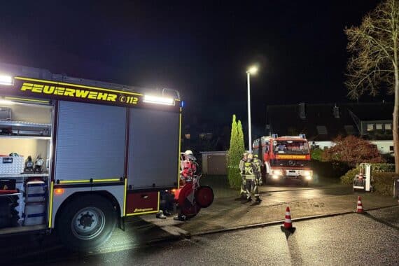 Rauchmelder rettet Leben: Feuerwehr überprüft Brandstelle, belüftet Keller nach Elektrobrand in Hünxe.