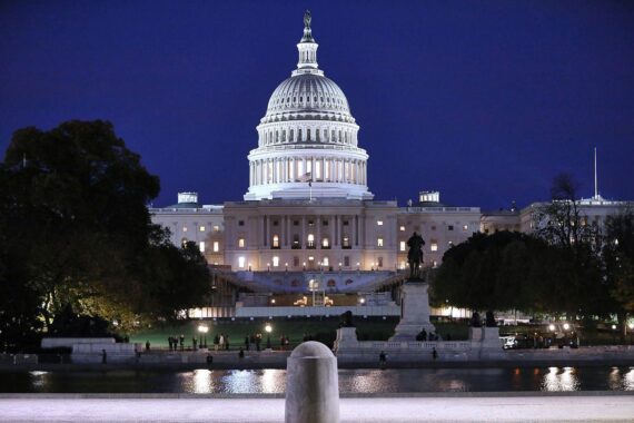 Kapitol in Washington D.C. mit betroffenen Menschen, die für die Freigabe der Epstein-Akten protestieren.