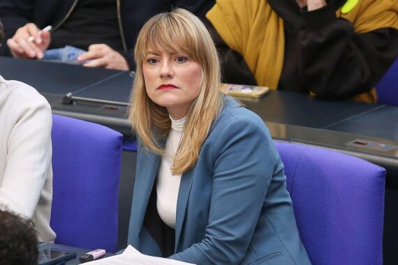 Frau Clara Bünger spricht zur scheiterten Wahl ins Parlamentarische Kontrollgremium, kritisiert CDU und CSU.