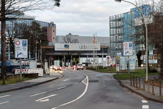 Sparsame Klinik mit Überlastungssymptomen: Finanzierungslücke und Investitionsstau in NRW sichtbar.