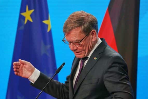 Johann Wadephul diskutiert Rückkehr syrischer Flüchtlinge; SPD unterstützt ihn trotz interner Kritik.