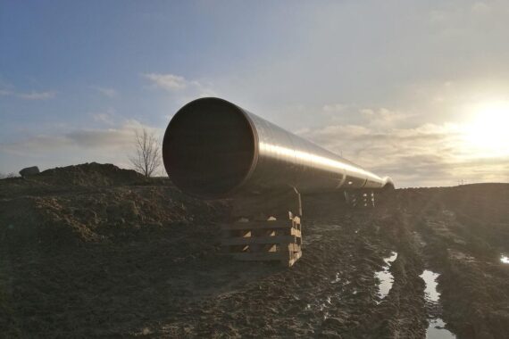 Politiker diskutieren leidenschaftlich über Klimaschutz und Vorwürfe in Untersuchungsausschuss.