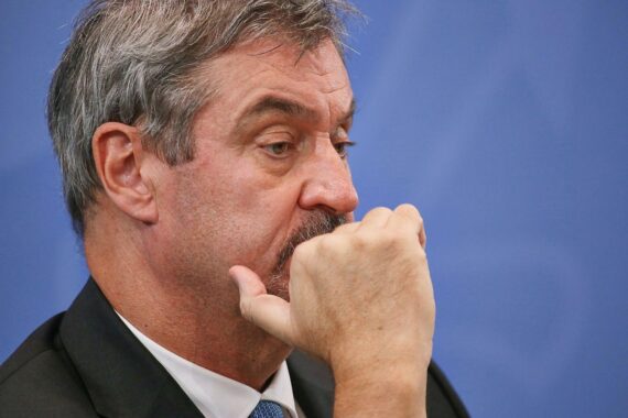 Markus Söder diskutiert Finanzpolitik, während die SPD-Fraktion Kritik an seiner Familiengeld-Politik äußert.