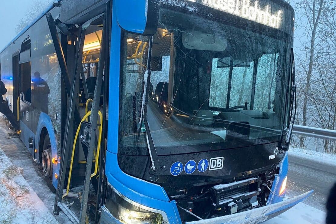 Schulbus bei Thallichtenberg im Schnee verunglückt