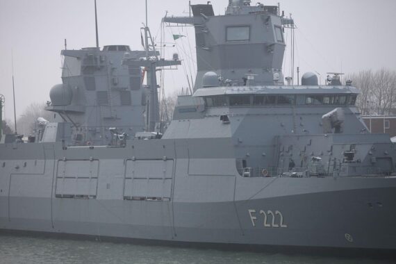 Ein deutsches Kriegsschiff in der Ostsee symbolisiert die militärische Zusammenarbeit zwischen Deutschland und Schweden.