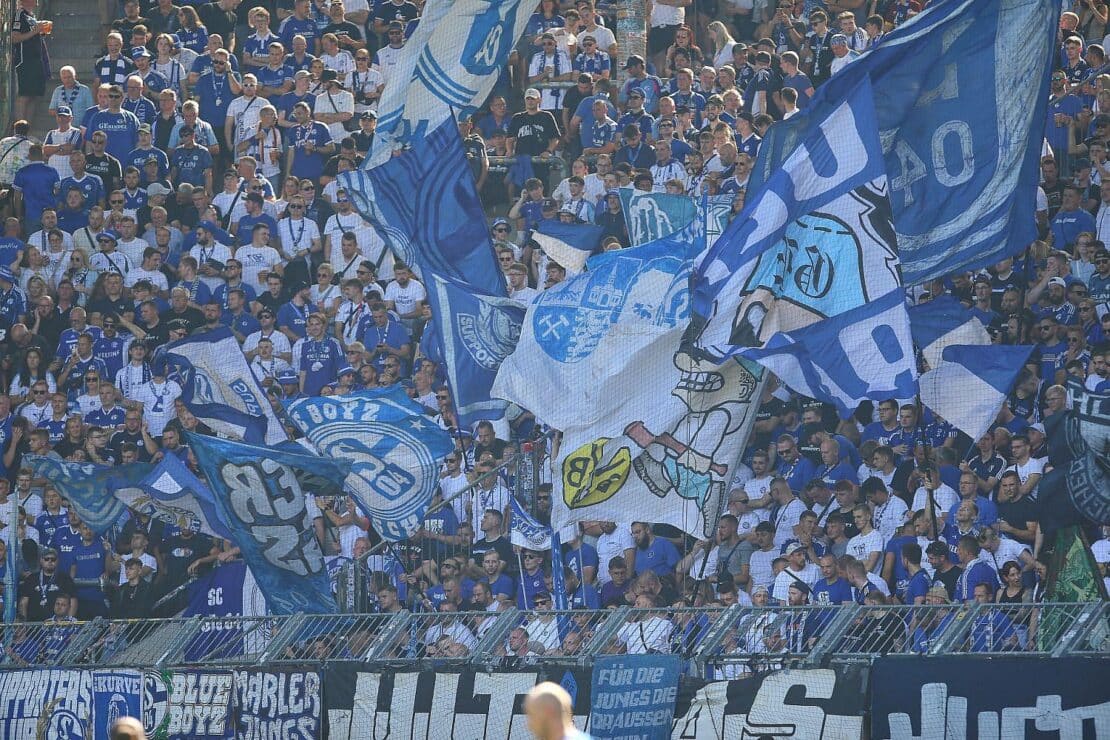 Schwer verletzter Fan nach Sturz bei Schalke-Spiel in Gelsenkirchen