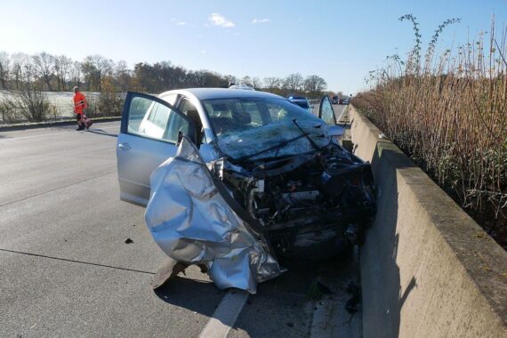 Schwerer Unfall auf Autobahn: VW Golf, Sattelzug, Mercedes-Benz, Verletzter, Totalschaden, Polizei ermittelt.