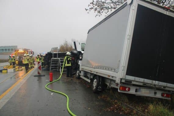 Verkehrsunfall mit umgekipptem Mercedes Sprinter; Feuerwehr befreit eingeklemmte Personen.