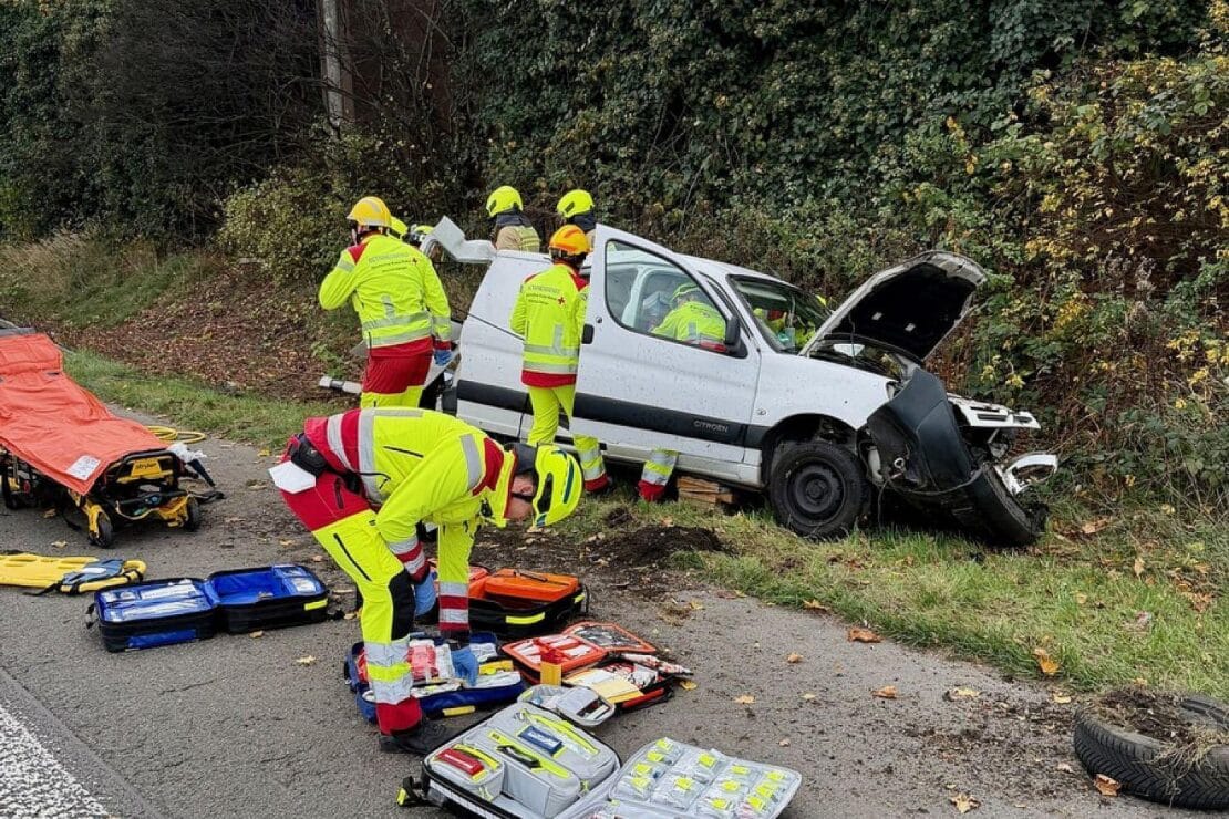 Schwerer Unfall auf A3 bei Ratingen – Fahrer mit Rettungsgerät befreit