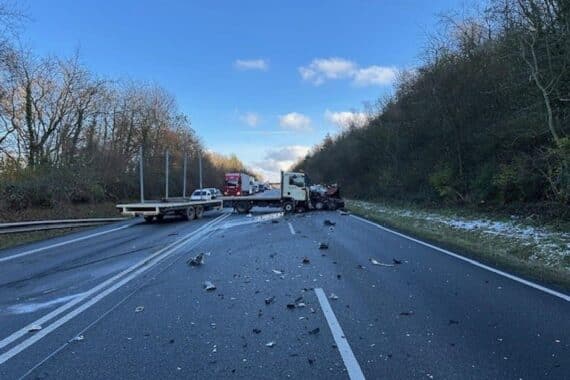 Zwei beschädigte Fahrzeuge nach Frontalunfall auf Bundesstraße 10, Rettungskräfte im Einsatz.